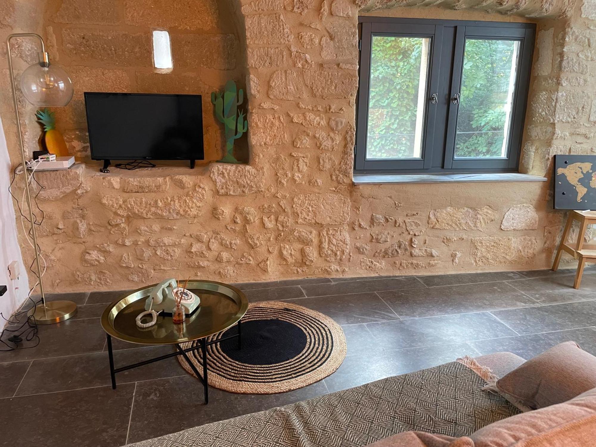 Charmante Maison De Village Collias ภายนอก รูปภาพ